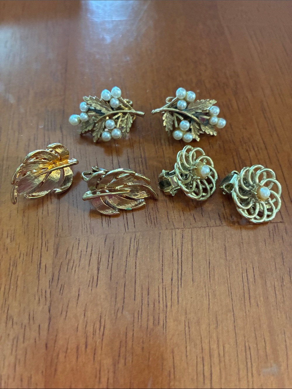 Set of 7 pairs of Vintage Clip-On earrings - Picture 3 of 3